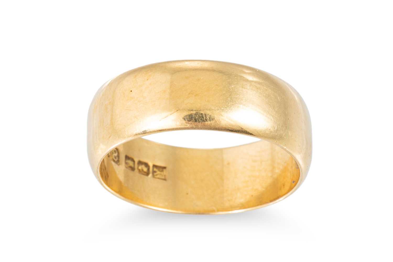 Lot 160 - AN 18CT YELLOW GOLD CIGAR STYLE BAND RING, 5.7 g.