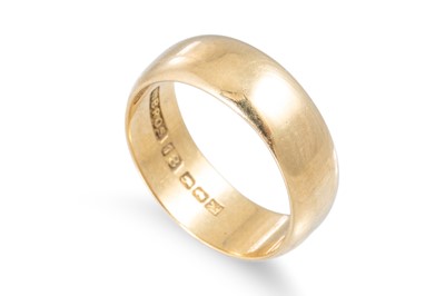 Lot 160 - AN 18CT YELLOW GOLD CIGAR STYLE BAND RING, 5.7 g.