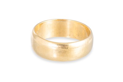 Lot 160 - AN 18CT YELLOW GOLD CIGAR STYLE BAND RING, 5.7 g.