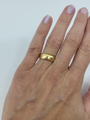 Lot 160 - AN 18CT YELLOW GOLD CIGAR STYLE BAND RING, 5.7 g.