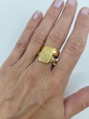 Lot 161 - AN 18CT YELLOW GOLD SIGNET STYLE RING,...