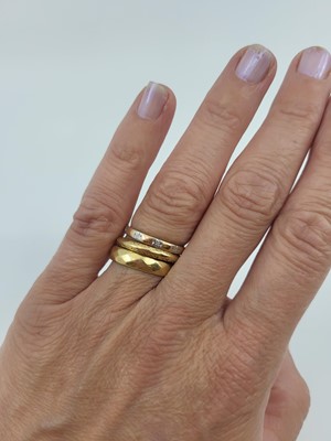 Lot 162 - THREE 18CT YELLOW GOLD RINGS, gw 10 g. (10.05 g.)