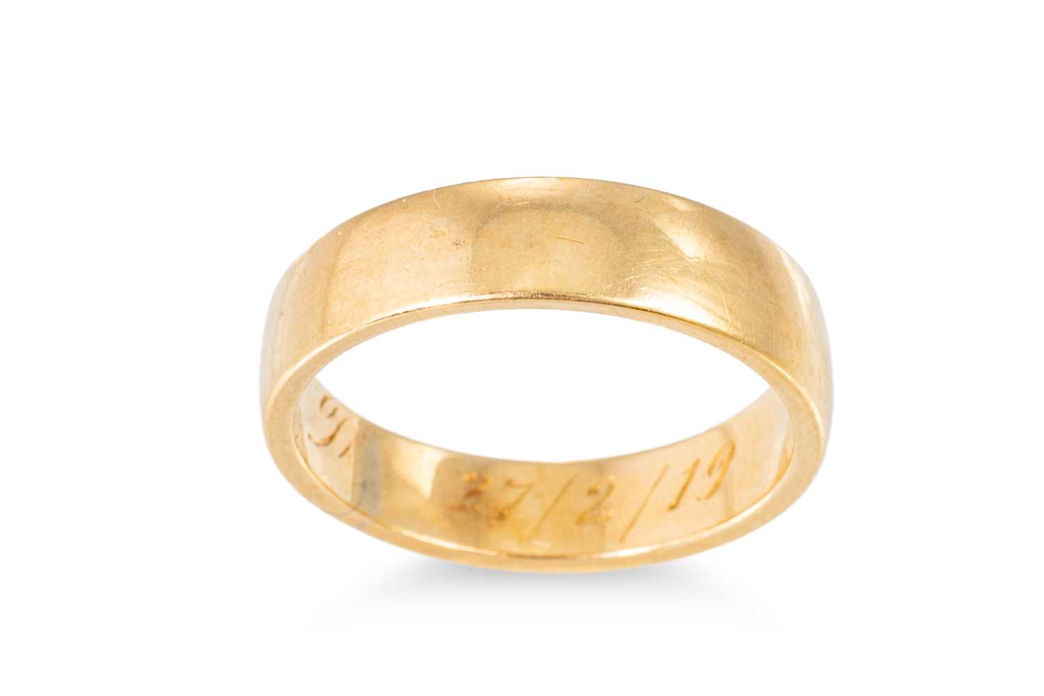 Lot 163 - AN 18CT YELLOW GOLD BAND RING, gw 5.3 g.