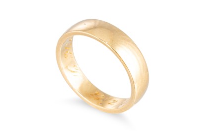 Lot 163 - AN 18CT YELLOW GOLD BAND RING, gw 5.3 g.