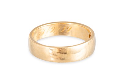 Lot 163 - AN 18CT YELLOW GOLD BAND RING, gw 5.3 g.