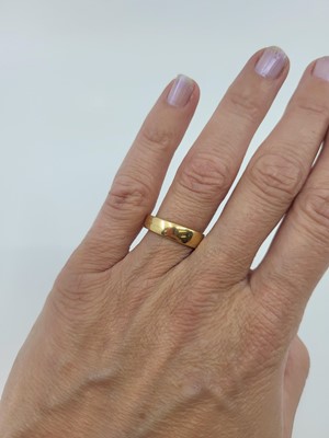 Lot 163 - AN 18CT YELLOW GOLD BAND RING, gw 5.3 g.