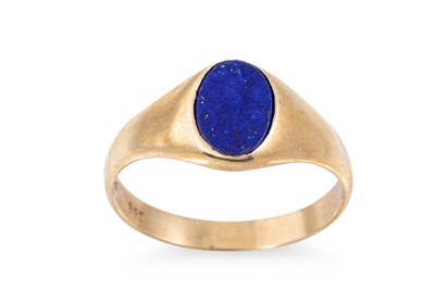 Lot 364 - A 9CT GOLD SIGNET RING, set with lapis lazuli,...