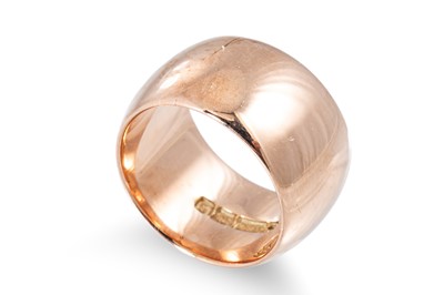 Lot 174 - A 9CT ROSE GOLD CIGAR STYLE BAND RING, gw 12.3 g.