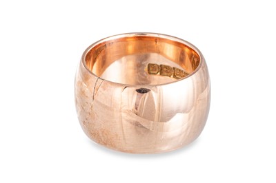 Lot 174 - A 9CT ROSE GOLD CIGAR STYLE BAND RING, gw 12.3 g.