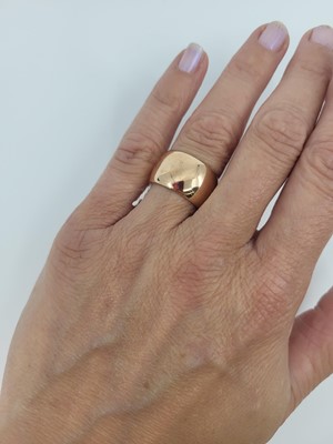 Lot 174 - A 9CT ROSE GOLD CIGAR STYLE BAND RING, gw 12.3 g.