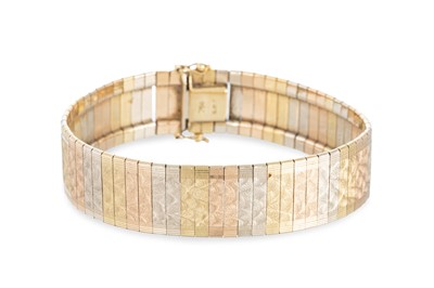 Lot 383 - AN 18CT GOLD ITALIAN TRI-COLOUR GOLD...