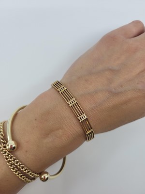 Lot 176 - A 9CT GOLD GATE BRACELET, gw 15.2 g.