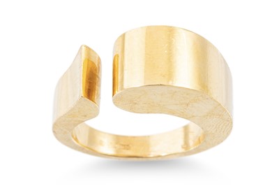 Lot 386 - AN ABSTRACT 18CT YELLOW GOLD RING, of shaped...