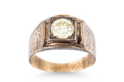 Lot 392 - A DIAMOND SET SIGNET STYLE RING, the round cut...
