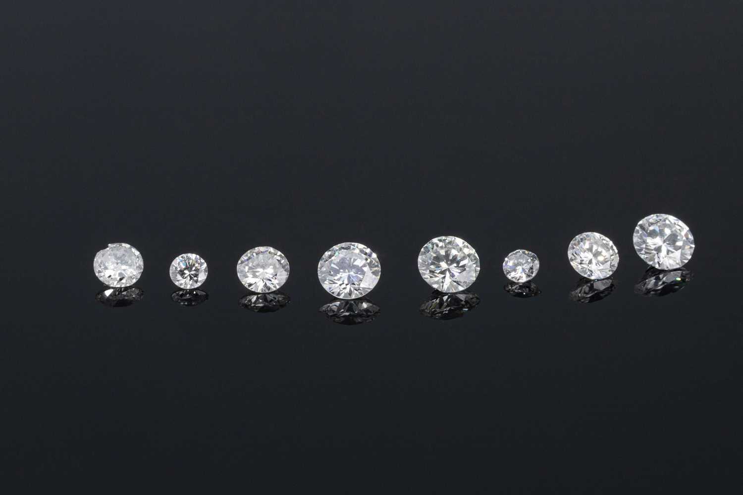 Lot 188 - A COLLECTION OF LOOSE DIAMONDS. Estimated...