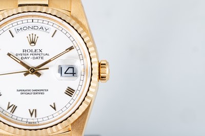 Lot 347 - A MIDSIZE ROLEX 18CT GOLD OYSTER PERPETUAL DAY-...