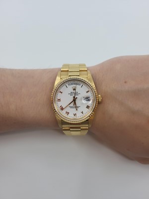 Lot 347 - A MIDSIZE ROLEX 18CT GOLD OYSTER PERPETUAL DAY-...