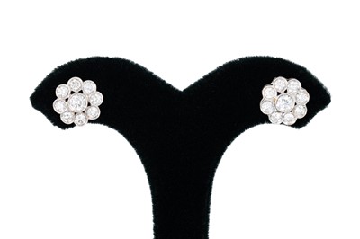 Lot 93 - A PAIR OF DIAMOND DAISY CLUSTER EARRINGS,...