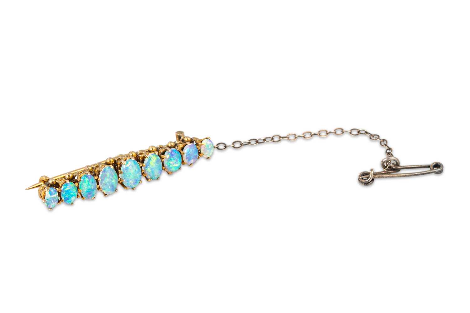 Lot 96 - A VINTAGE 9CT GOLD OPAL SET BROOCH, 3.4 g.