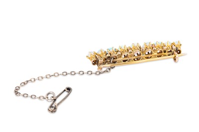 Lot 96 - A VINTAGE 9CT GOLD OPAL SET BROOCH, 3.4 g.
