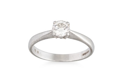 Lot 52 - A DIAMOND SOLITAIRE RING, mounted in...