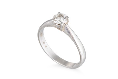 Lot 52 - A DIAMOND SOLITAIRE RING, mounted in platinum....