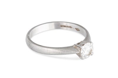 Lot 52 - A DIAMOND SOLITAIRE RING, mounted in platinum....