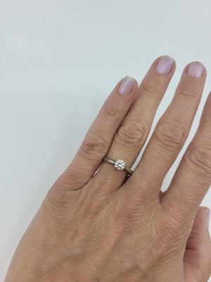 Lot 52 - A DIAMOND SOLITAIRE RING, mounted in platinum....