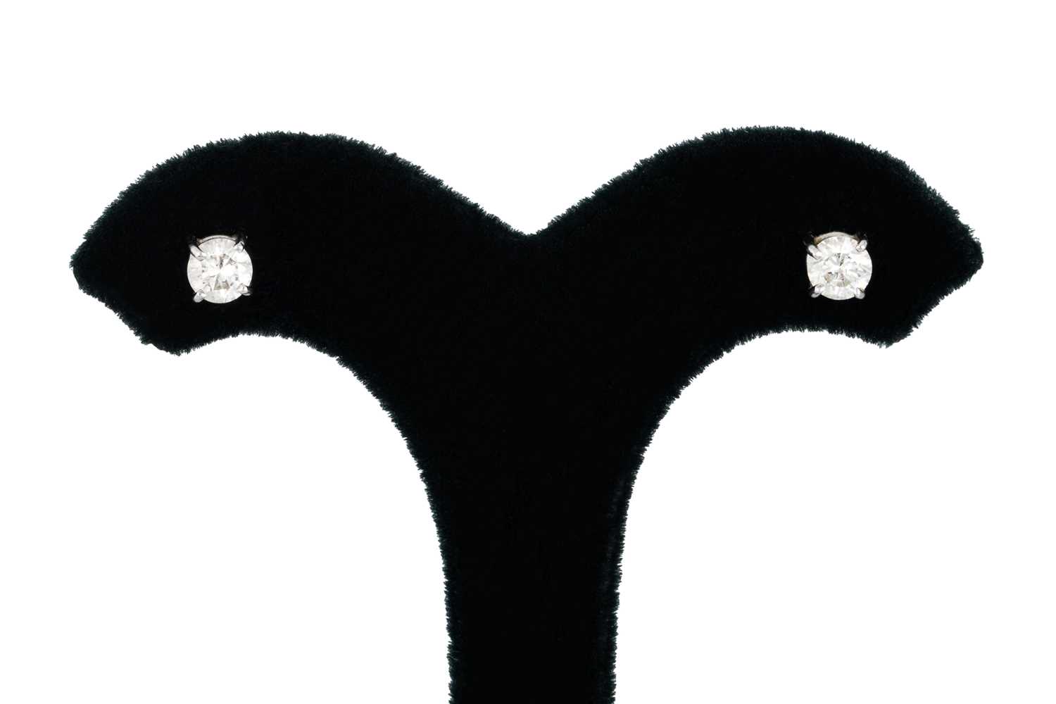 Lot 56 - A PAIR OF DIAMOND STUD EARRINGS, the brilliant...