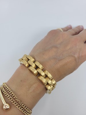 Lot 115 - A VINTAGE 18CT GOLD BRICK LINK BRACELET,...