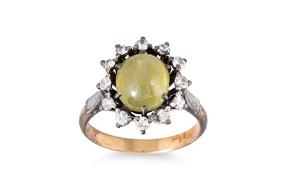 Lot 267 - A VINTAGE CAT'S EYE CHRYSOBERYL AND DIAMOND...