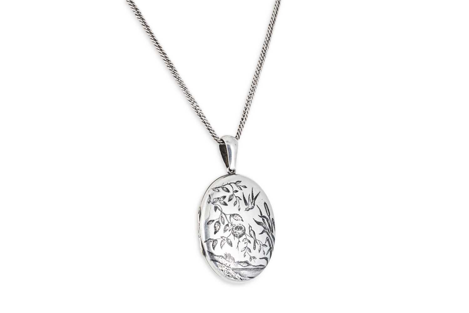Lot 37 - A VICTORIAN C. 1880S SILVER LOCKET,...
