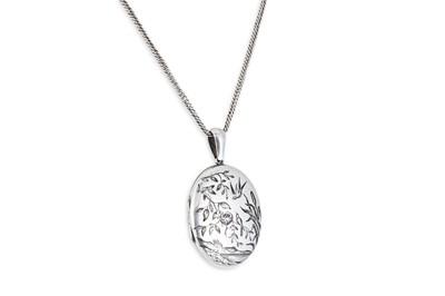 Lot 37 - A VICTORIAN C. 1880S SILVER LOCKET,...