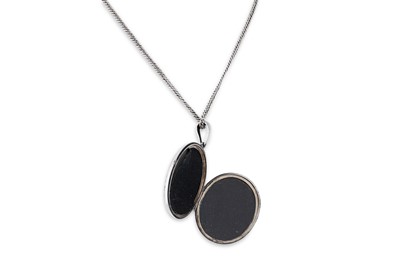 Lot 37 - A VICTORIAN C. 1880S SILVER LOCKET,...