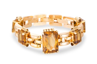 Lot 241 - A VINTAGE CITRINE BRACELET, the rectangular...