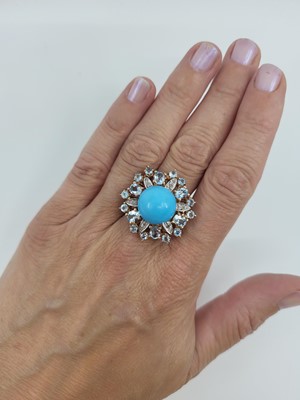 Lot 43 - AN AQUAMARINE AND DIAMOND CLUSTER RING,...