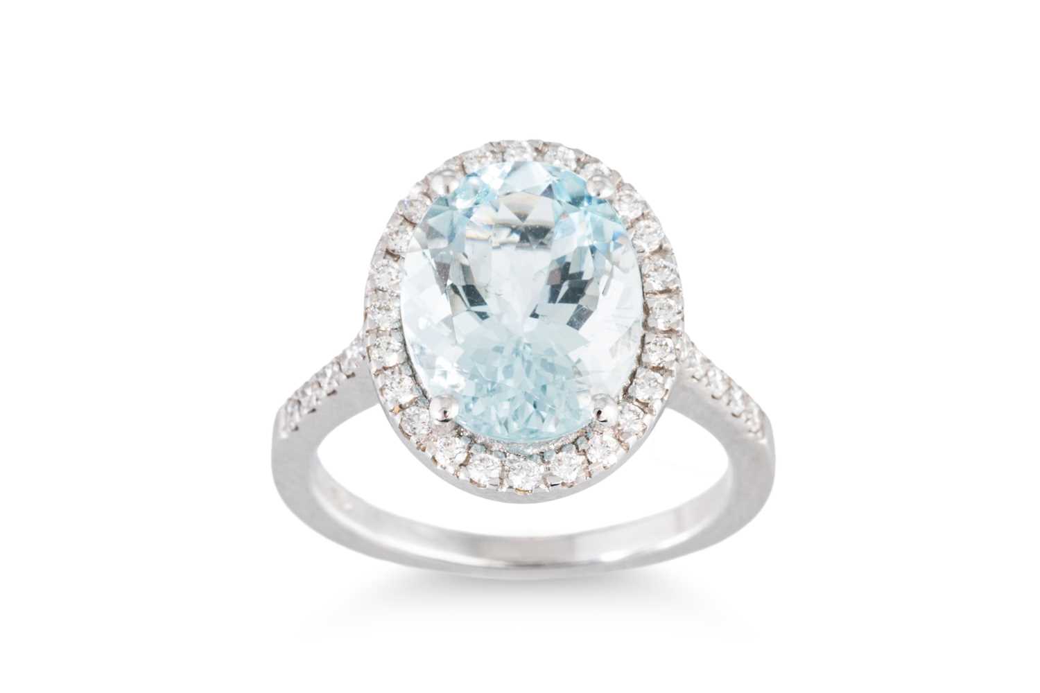 Lot 44 - AN AQUAMARINE AND DIAMOND RING, the oval...