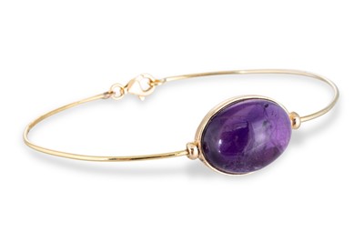 Lot 46 - AN AMETHYST BANGLE, the cabochon amethyst to...