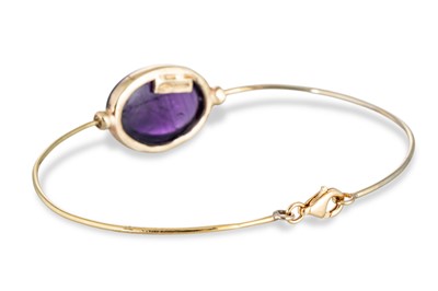 Lot 46 - AN AMETHYST BANGLE, the cabochon amethyst to...