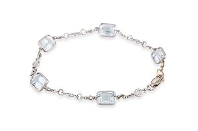 Lot 47 - AN AQUAMARINE AND DIAMOND BRACELET, mounted in...