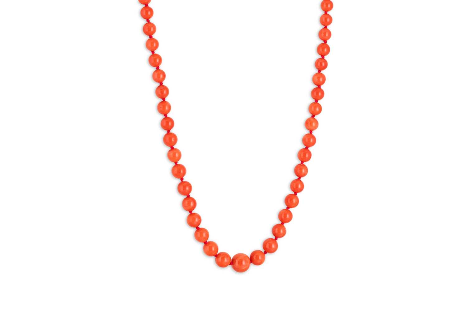 Lot 122 - A MEDITERRANEAN CORAL NECKLACE, the graduated...
