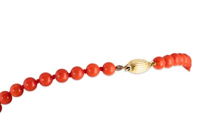 Lot 122 - A MEDITERRANEAN CORAL NECKLACE, the graduated...