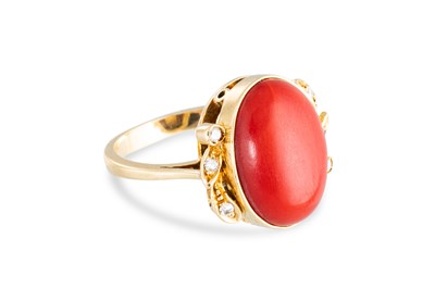 Lot 157 - A VINTAGE CORAL AND DIAMOND RING, the cabochon...