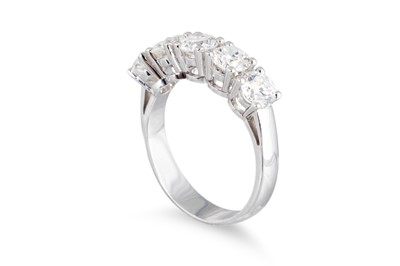 Lot 167 - A FIVE STONE DIAMOND RING, the brilliant cut...