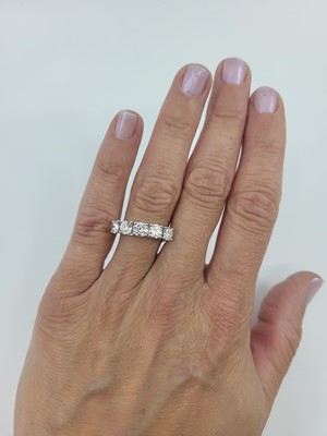 Lot 167 - A FIVE STONE DIAMOND RING, the brilliant cut...