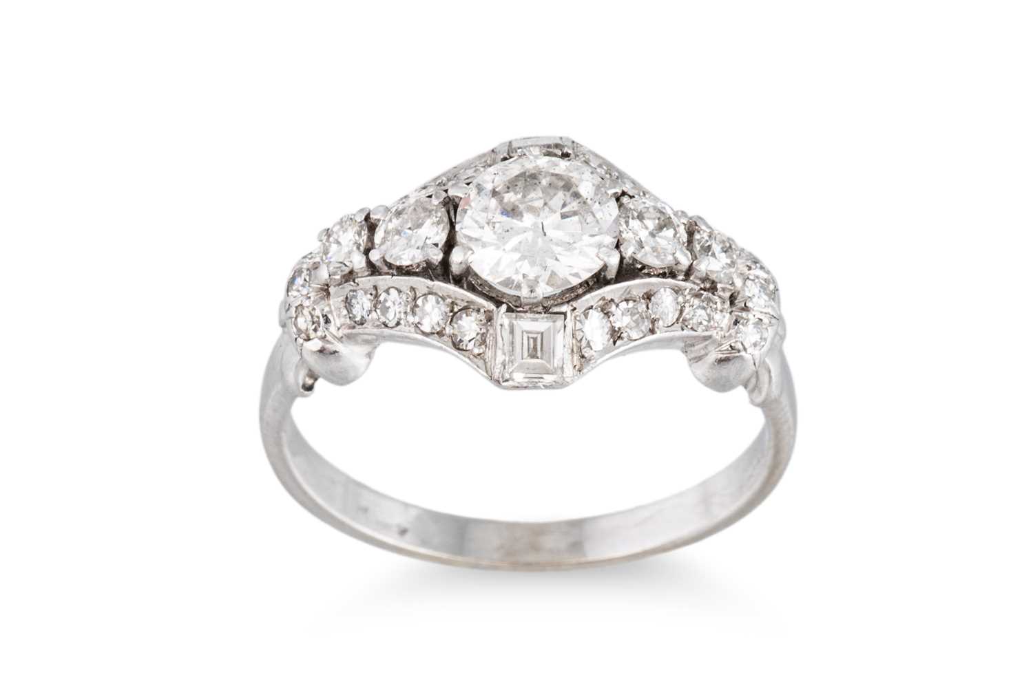 Lot 172 - A VINTAGE DIAMOND CLUSTER RING, the brilliant...
