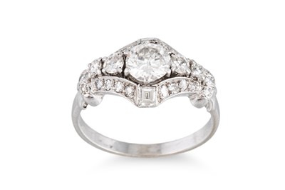 Lot 172 - A VINTAGE DIAMOND CLUSTER RING, the brilliant...