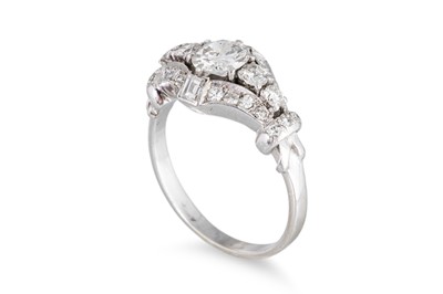 Lot 172 - A VINTAGE DIAMOND CLUSTER RING, the brilliant...