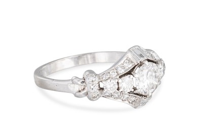 Lot 172 - A VINTAGE DIAMOND CLUSTER RING, the brilliant...