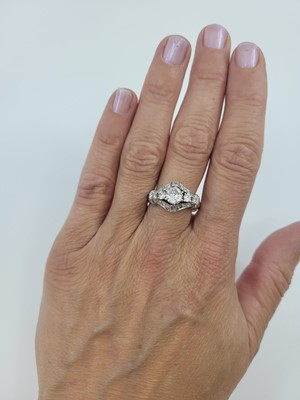 Lot 172 - A VINTAGE DIAMOND CLUSTER RING, the brilliant...